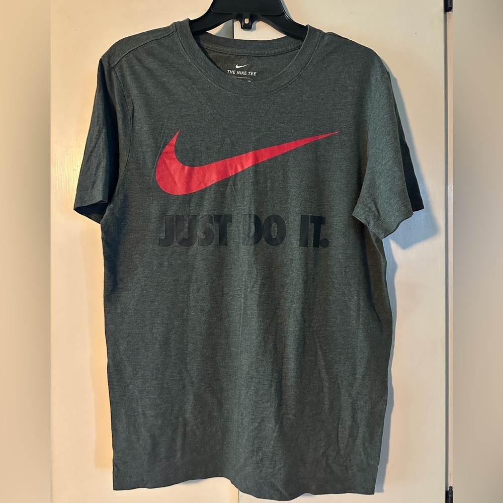 Men’s small gray Nike t-shirt